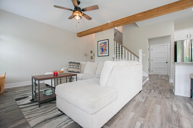 Building Photo - Like New Three Bedroom!