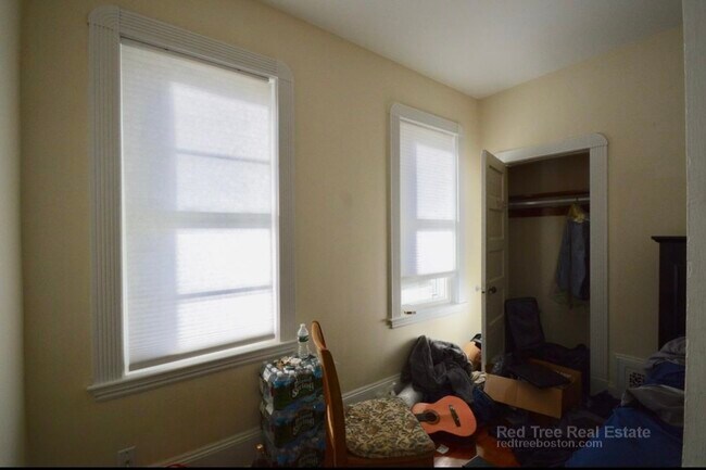 Building Photo - 756 Saratoga St