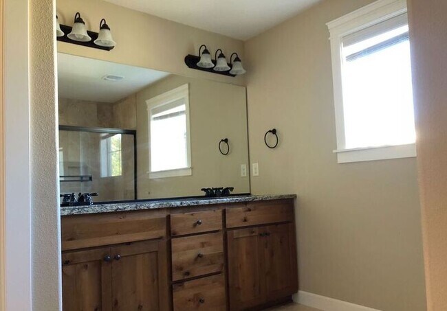 Building Photo - 7429 NE 58th Way