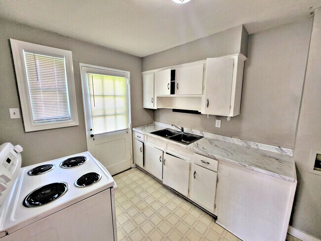 Building Photo - Two Bedroom Townhouse