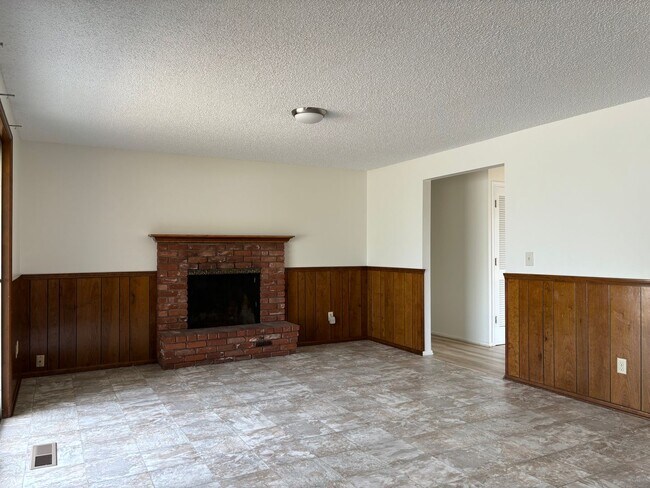 Building Photo - Three Bedroom House on a Cul-de-sac, Close...