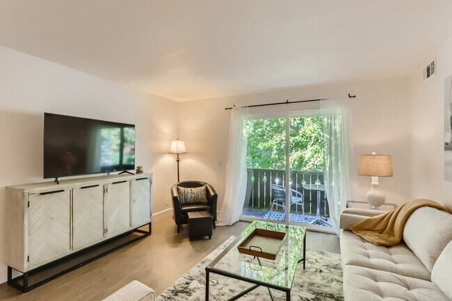 Foto del edificio - 1st Month Rent Free! Bright 1BR/1BA with private deck, near trails & transit; pool/tennis; laundr...