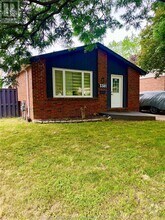 Building Photo - 3381 Pineview Cres