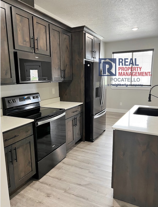 Building Photo - 3 Bedroom 2.5 Bathroom Town Home - 1 Car Garage