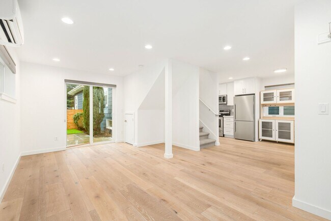 Building Photo - Newer 2 Bedroom Home in the Phinney Area