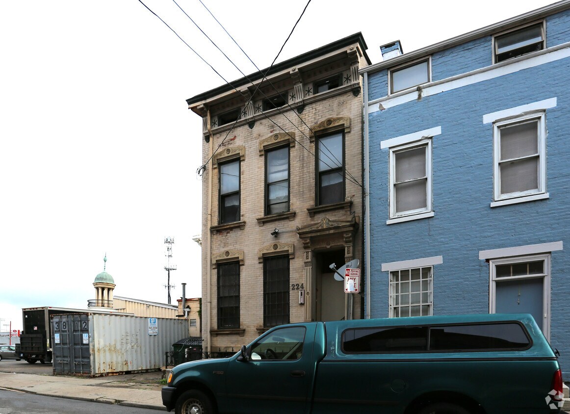 Building Photo - 224 W 14th St
