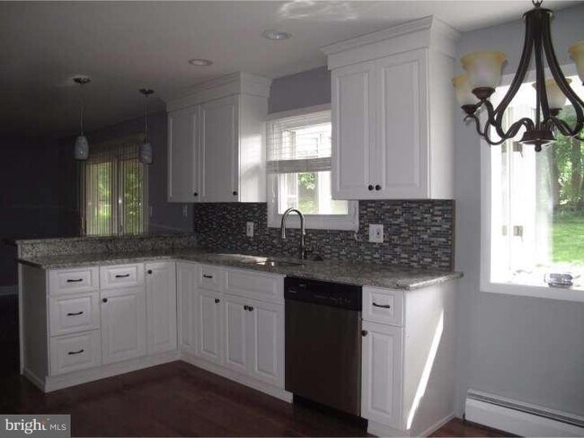 Building Photo - 855 Hemlock Rd