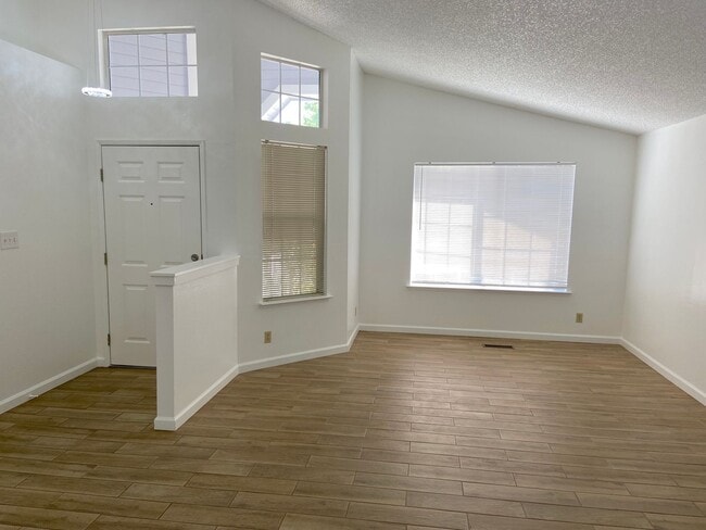 Foto del edificio - Coming Up Roses - NW Reno 4 Bedroom/3 Car Garage Single Story House