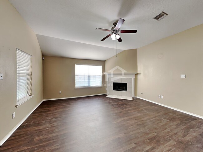 Foto del edificio - 18550 Sunrise Pines Dr