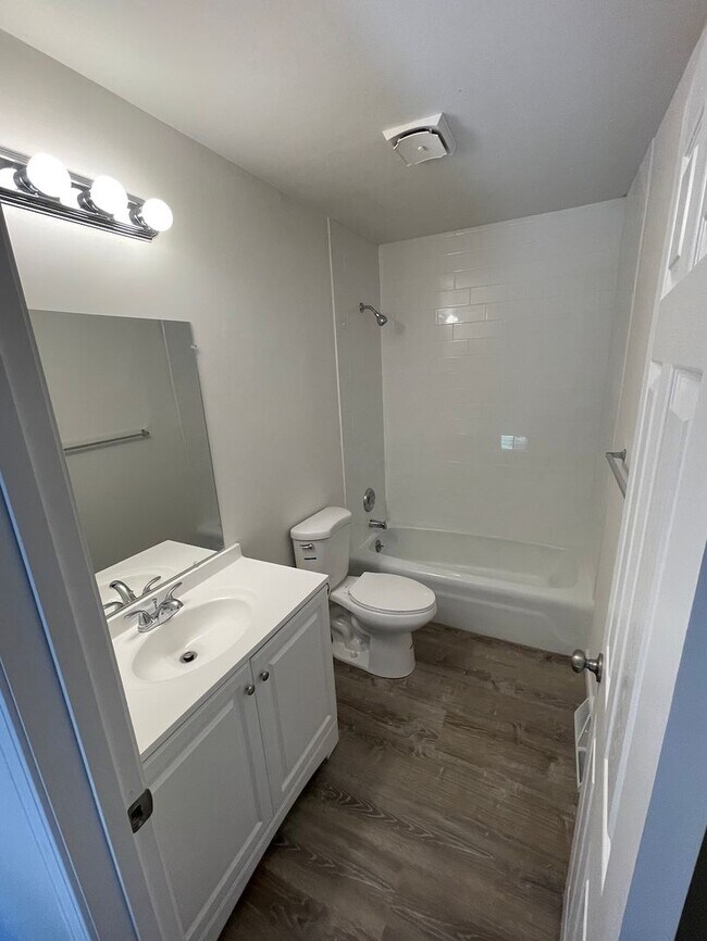 Foto del edificio - Two Bedroom Unit Available For Rent!