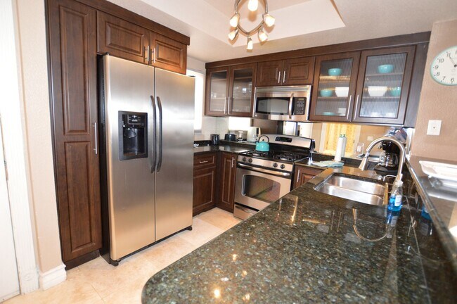 Foto del edificio - Meridian 1 Bed | 1 Bath Top-Floor Unit with Great City Views.Newly Upgraded with Laminate Floorin...