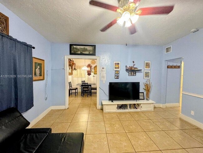 Foto del edificio - 965 NE 146th St