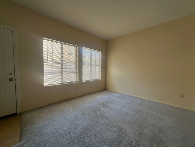 Foto del edificio - Cozy 1-Bedroom Condo in Las Vegas