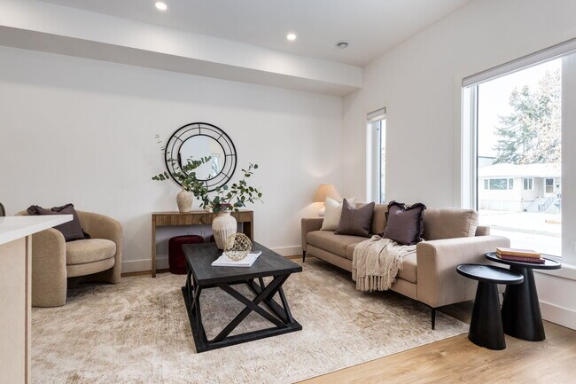 Photo du bâtiment - Brand New Townhouses in Capitol Hill Available Immediately