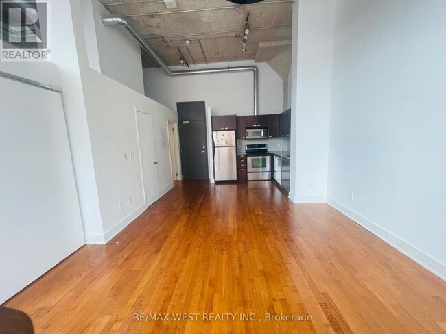 Building Photo - 637 Lake Shore Blvd W