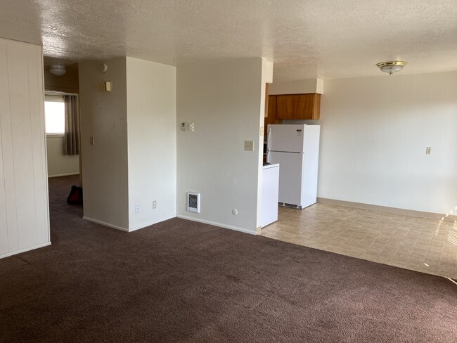 Dining Area - 275 N Holmes Ave