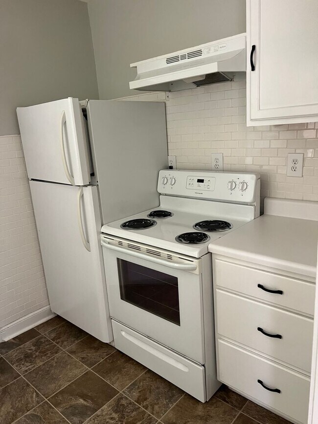 Building Photo - 2 bedroom, 1 bath East Nashville Bungalow ...