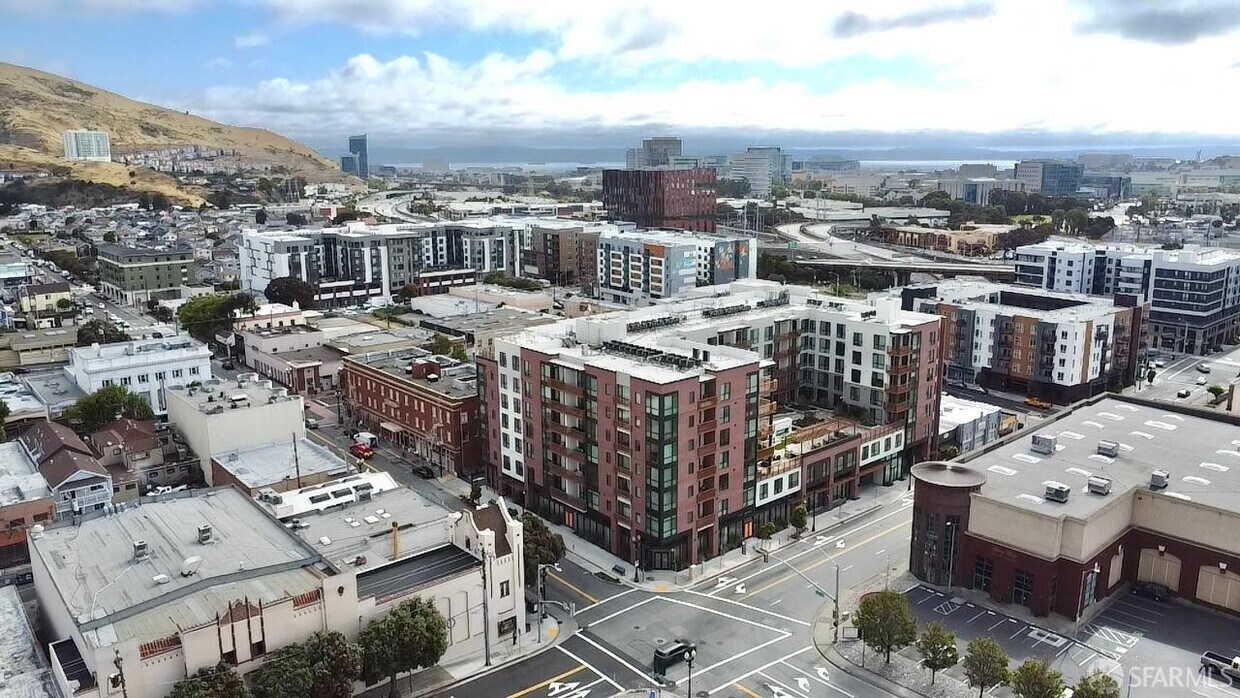 Primary Photo - 200 Linden Ave