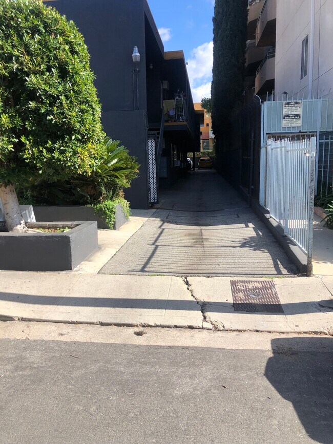 Foto del edificio - 1216 N Las Palmas Ave