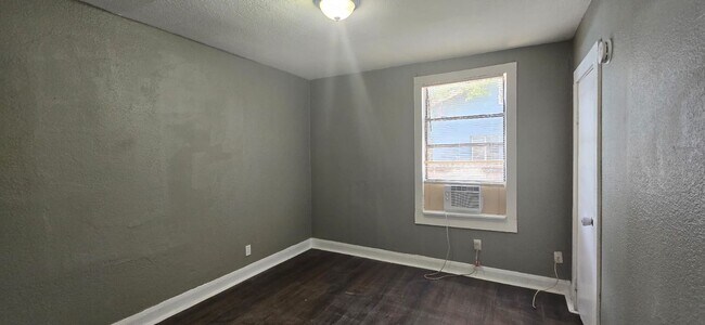 Foto del edificio - $300 OFF YOUR FIRST MONTH'S RENT !
