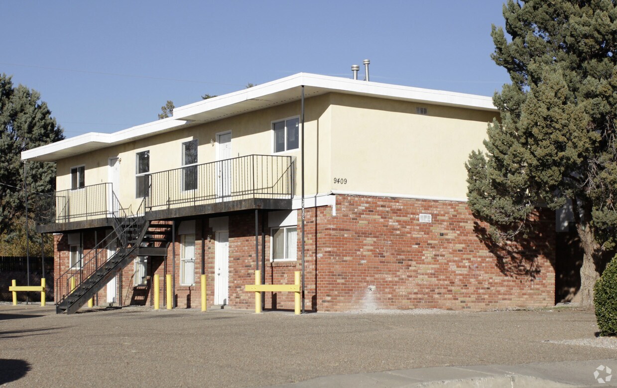 Primary Photo - 9405-9409 Marron Cir NE