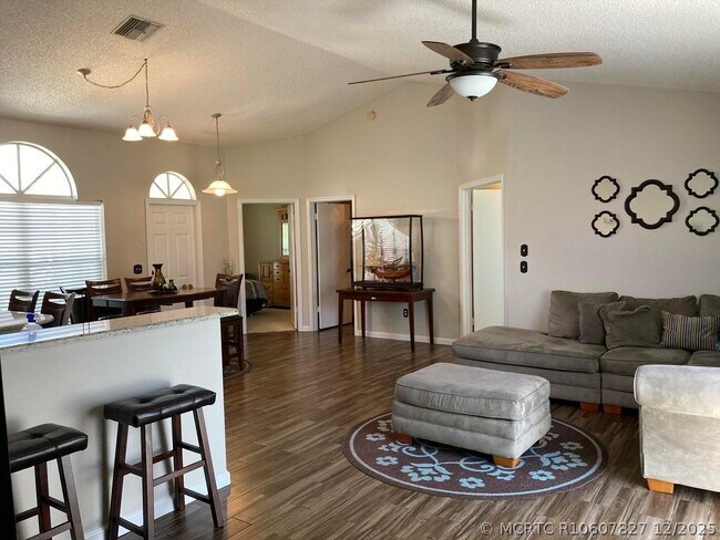 Foto del edificio - 13016 Meadowbreeze Dr