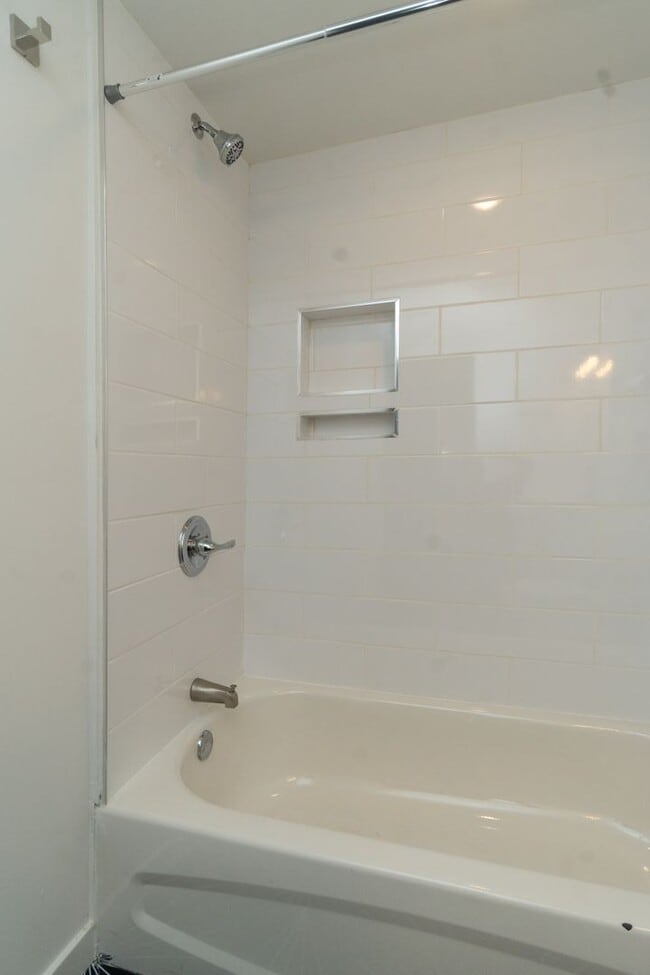 Building Photo - 6602 Lansdowne Ave