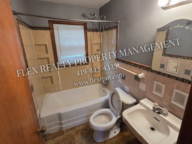 Building Photo - 3901 Leybourn Ave