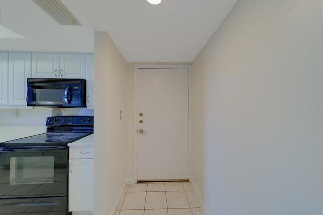 Building Photo - 890 N Village Dr