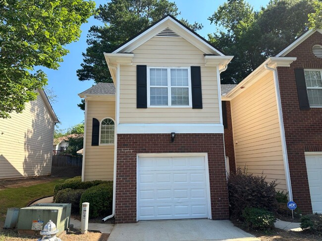 Building Photo - Great location, like new everything, stain...