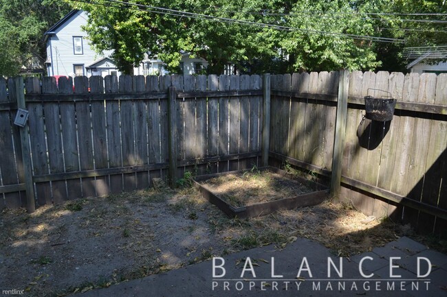 Foto del edificio - 2 br, 1 bath Duplex - 1327 SW Washburn Ave