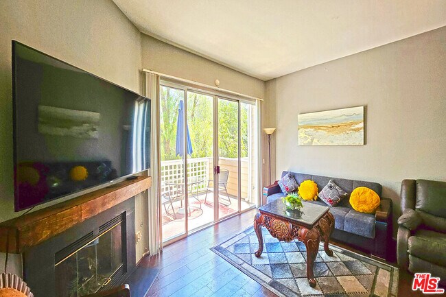 Foto del edificio - 24512 McBean Pkwy