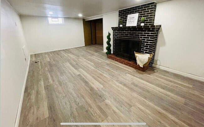 Foto del edificio - 215 Tarrington Rd