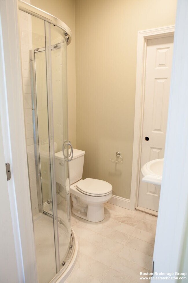 Foto del edificio - 301-305 Dudley St. Unit 8