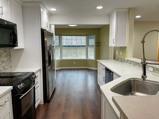 Foto del edificio - Exquisite Home with 3 Bed and 2.5 Bath in ...