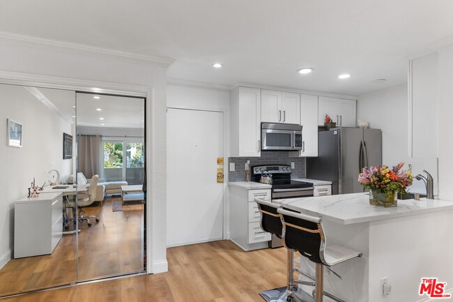 Foto del edificio - 1351 N Orange Dr