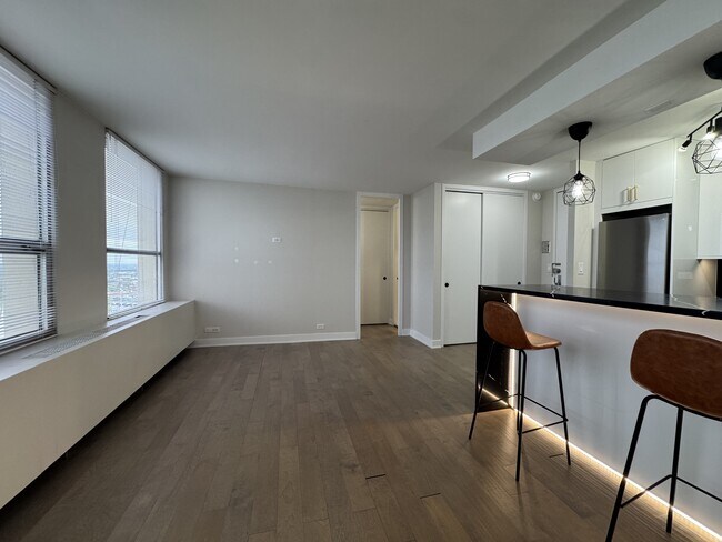 Foto del edificio - 2626 N Lakeview Ave