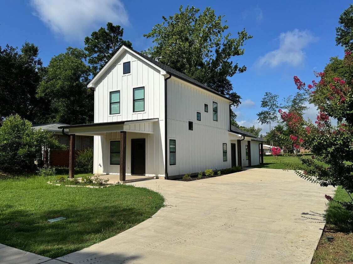 Primary Photo - 111 S College St