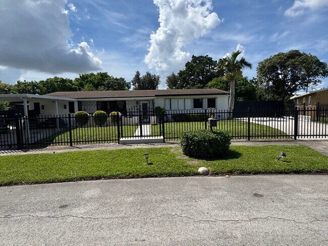 Frente (vista de la calle) - 17121 NW 44th Ave