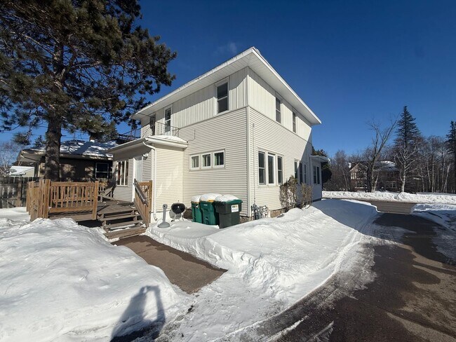 Building Photo - Duluth MN 6-Bedroom - 2-Bath - 2-Car Garage