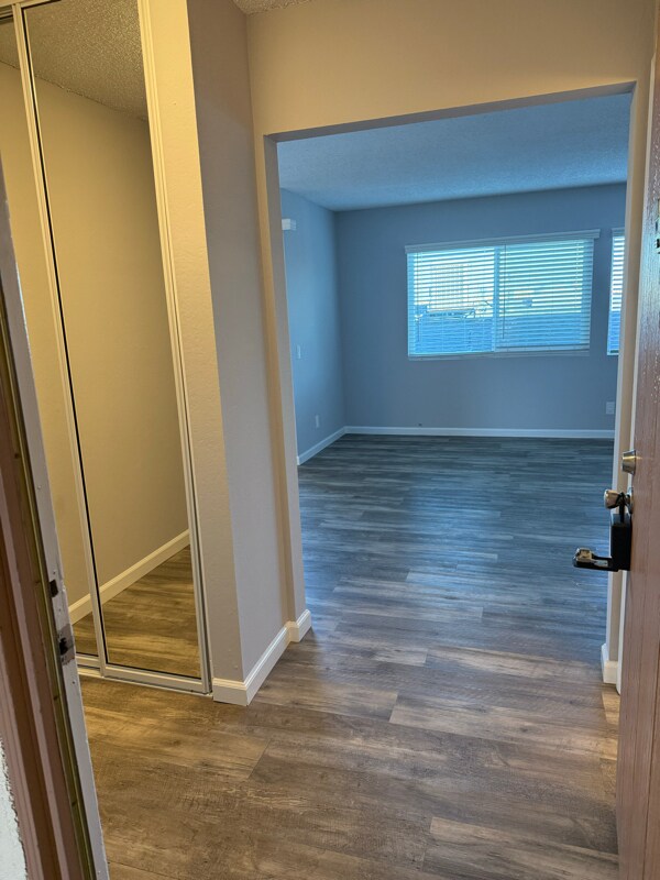 Foto del edificio - 966 W 11th St