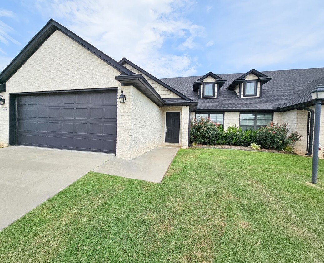 Primary Photo - Beautiful 3 Bed/2.5 Bath Townhome in Chaff...