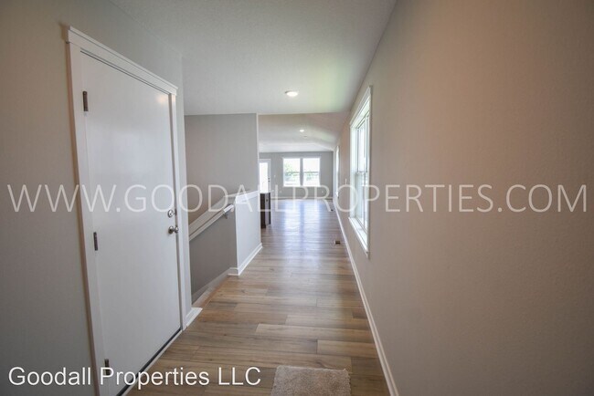 Building Photo - 3 br, 3 bath House - 1100 NW Yorktown Dr