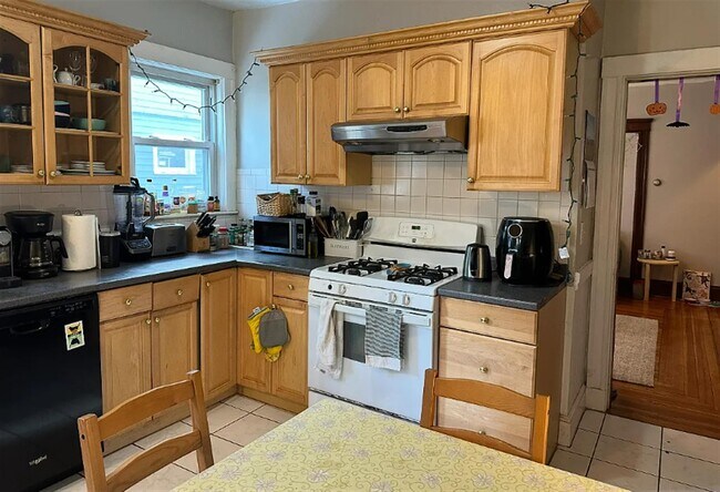 Building Photo - 183 College Ave