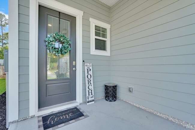 Building Photo - **Experience Modern Comfort and Elegance i...