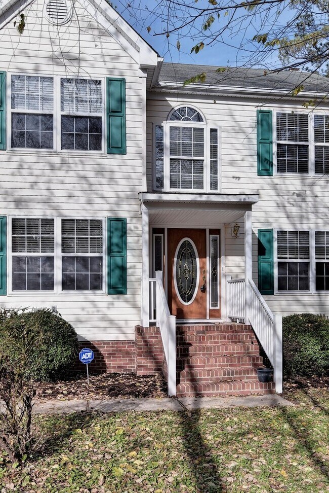 Foto del edificio - Updated Poquoson Home on Large Lot