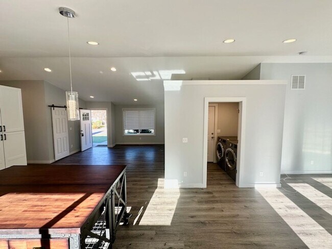 Building Photo - Bright Open 3 bedroom home available now!