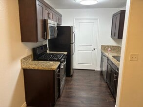 Building Photo - 950 Seven Hills Dr