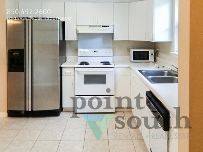Building Photo - Pet Friendly Townhome!