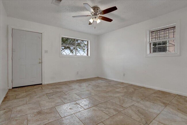 Building Photo - Cozy 3 Bedroom Home